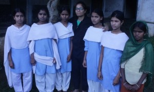 GiveIndia team member Tarika at the Asundi school. It is here that one of the girls Rukshana said, “Mere abba kheti-wadi ka kaam karte hain. Humare school fees bharde ke liye takhlif ho raha tha. Meri didi aur mujhe school chudana tha jab Shehnaz madam ne kaha ke TRDC ke staff bachon ko books, bag de rahe hain. TRDC ne hamari bahut madat ki hai.” 