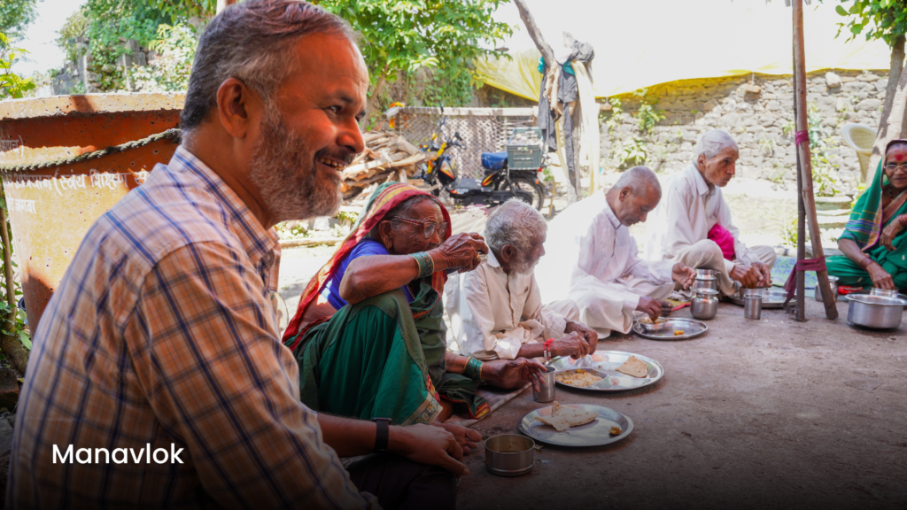 Manavlok of Ambajogai through its community kitchen is feed nutritious meals to abandoned elderly in Marathwada